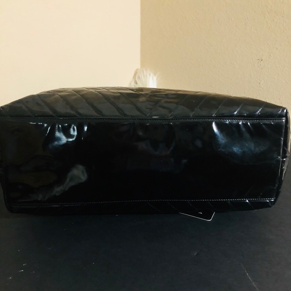 🔥CHANEL CHEVRON PURSE W/GOLD HARDWARES🔥 - Picture 5 of 14